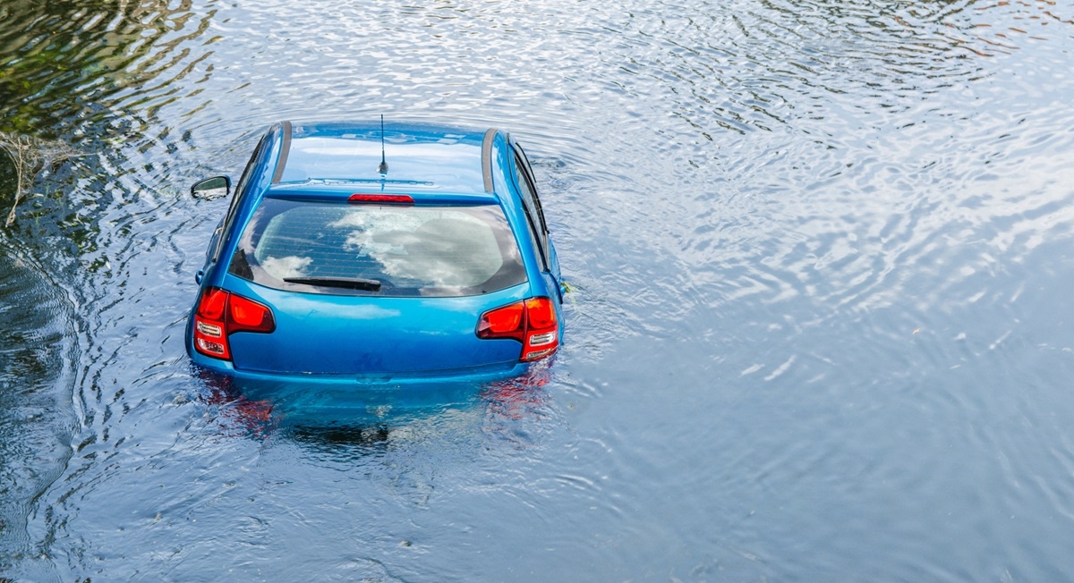 Što učiniti kada automobil počne tonuti u rijeci ili moru