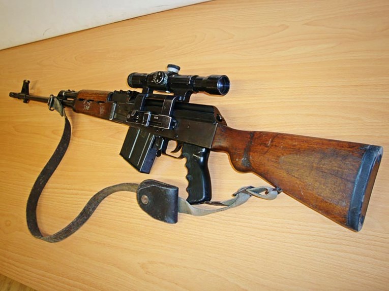 Riječaninu našli poluautomatski snajper, drogu i provalnički alat