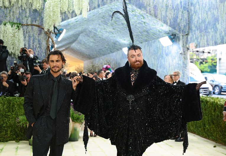 Pjevač Sam Smith i dizajner Christian Cowan su se zaručili