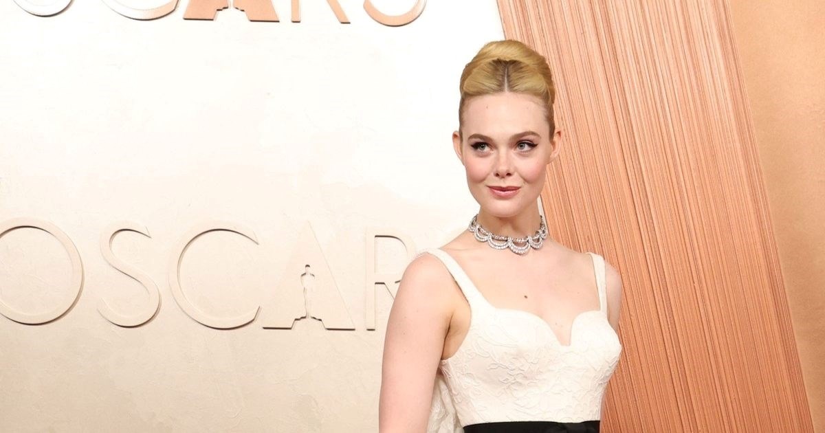 Elle Fanning plijenila poglede na crvenom tepihu