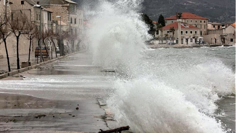 U Dalmaciji puše orkansko jugo, pogledajte višemetarske valove