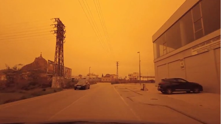 VIDEO Ulice španjolskih gradova prekrivene pijeskom iz Sahare, neki teško dišu
