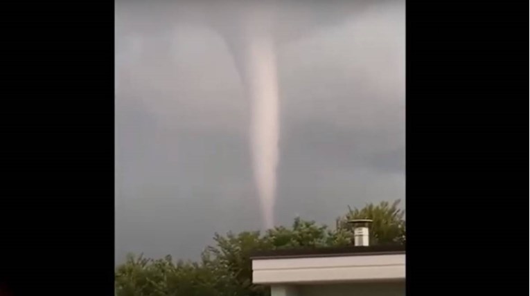 VIDEO Snimljen tornado u Italiji, oštetio usjeve i vinograde