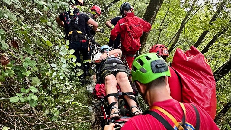 FOTO HGSS satima izvlačio strankinju iz kanjona u Istri. Pala je i ozlijedila rame