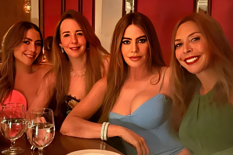 Sofia Vergara na proslavi sestrinog rođendana privukla poglede u plavoj haljini