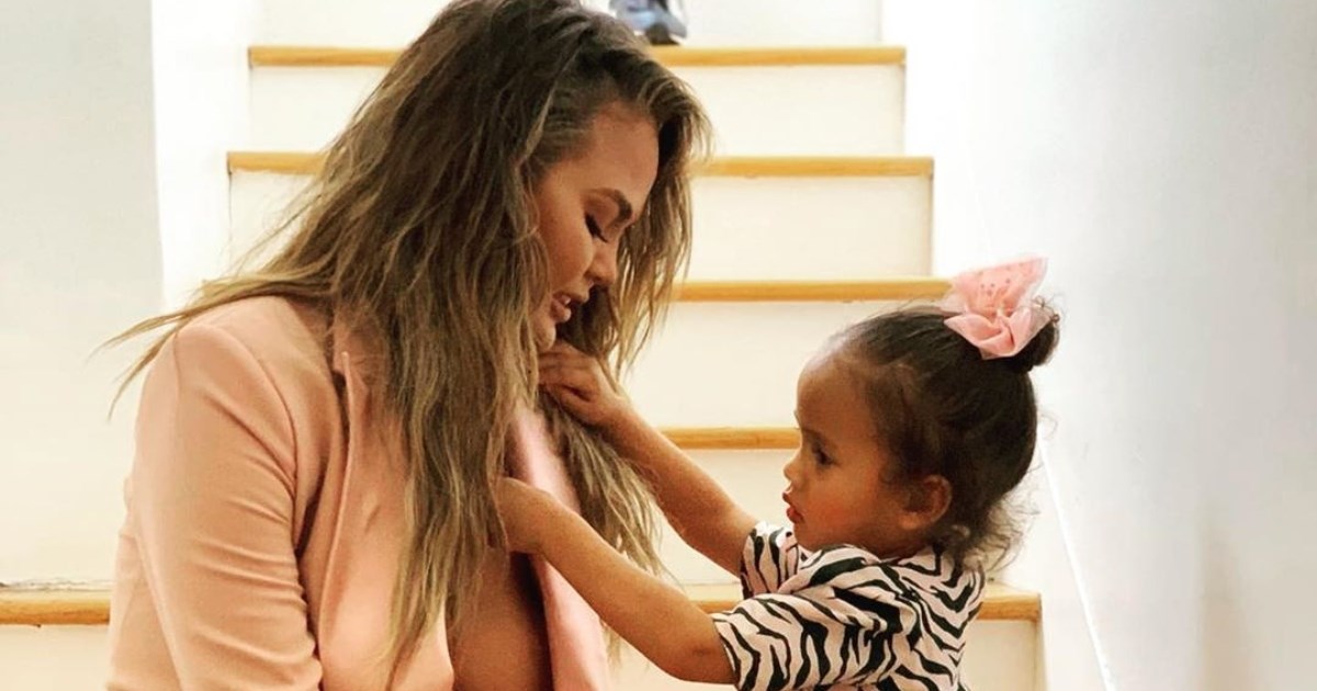 Chrissy Teigen šokirala pratitelje objavom: "Nosiš li ti uopće gaćice?"