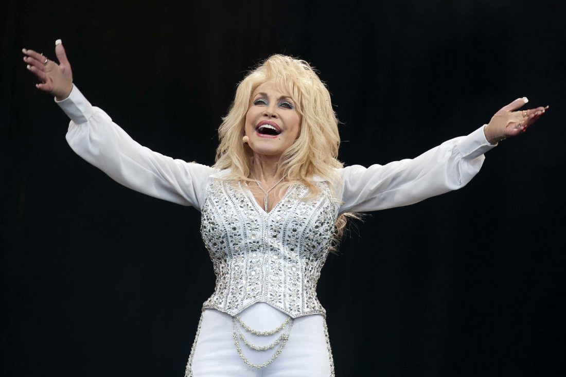 Perike, cirkoni i visoke pete: Kako je nastao kultni izgled Dolly Parton?