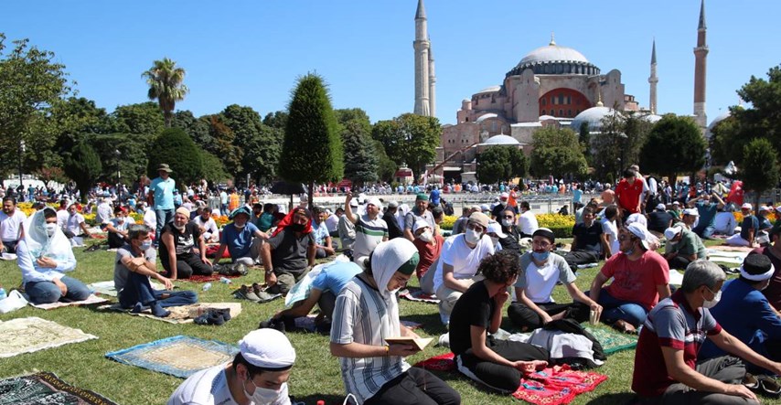 Erdogan se pridružio tisućama vjernika ispred Aje Sofije