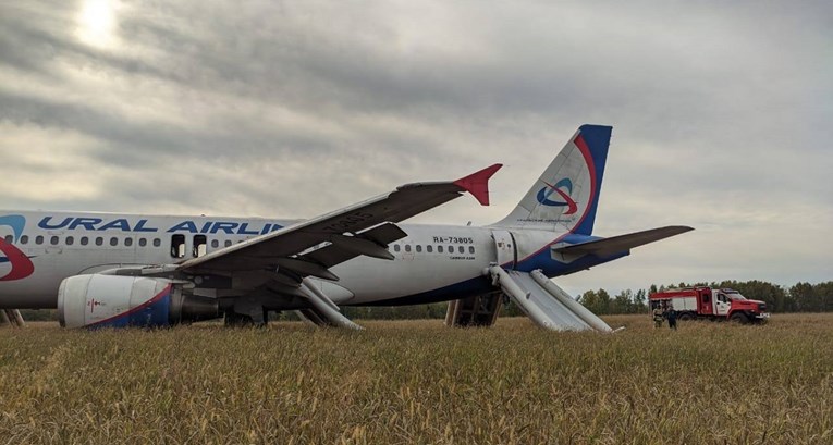 Airbus sa 170 ljudi prisilno sletio u polje u Rusiji