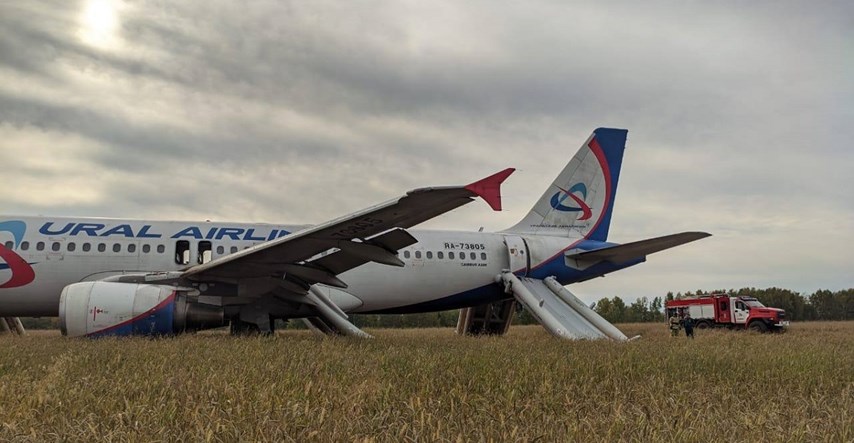 Putnički avion sa 170 ljudi prisilno sletio u polje u Rusiji