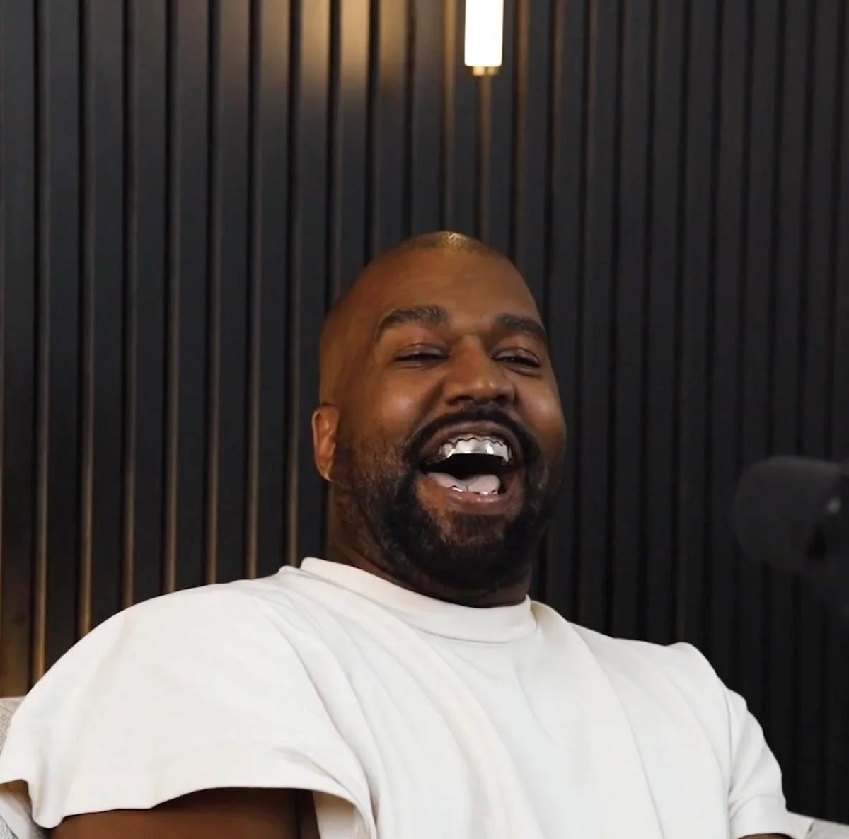 Kanye West tužio svog zubara: "Navukao me na plin za smijanje"