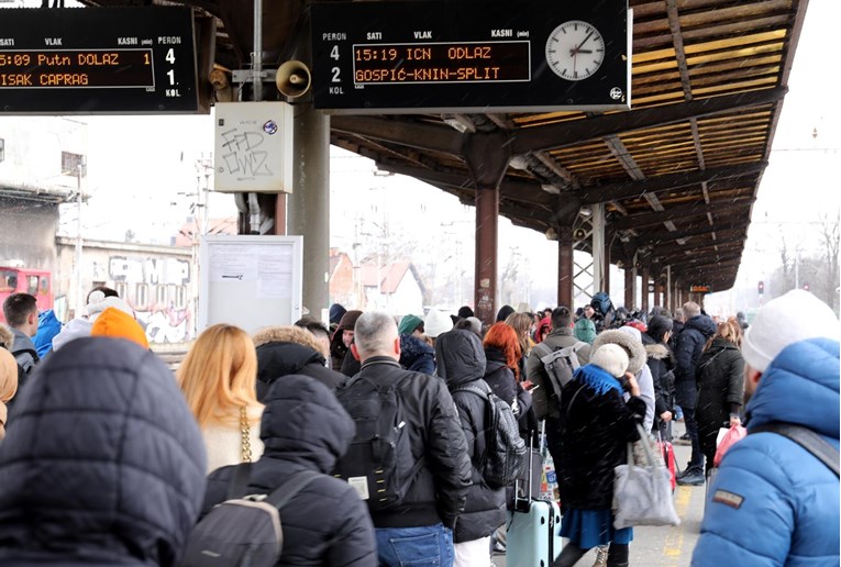 Nastala gužva na Glavnom kolodvoru u Zagrebu. Prvi vlak krenuo za Split, rasprodan je