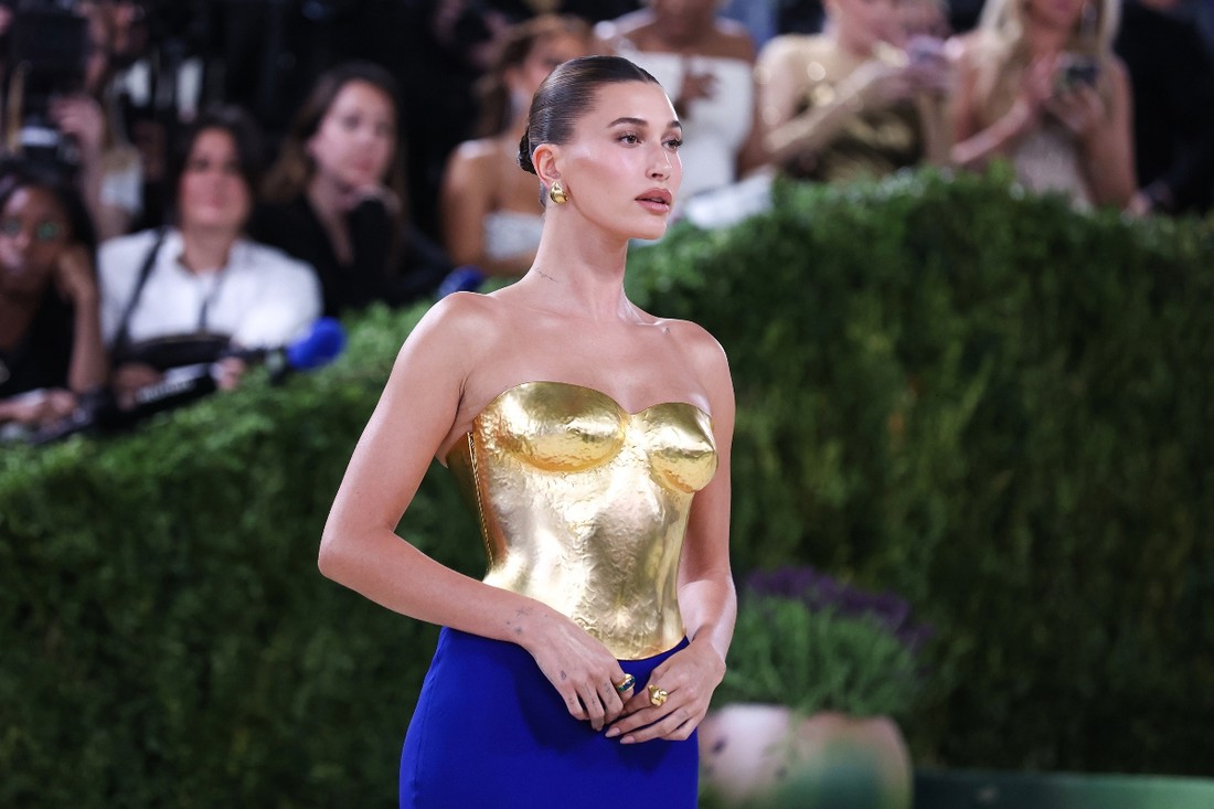 Hailey Bieber obukla zlato i došla na Met Galu, doslovno