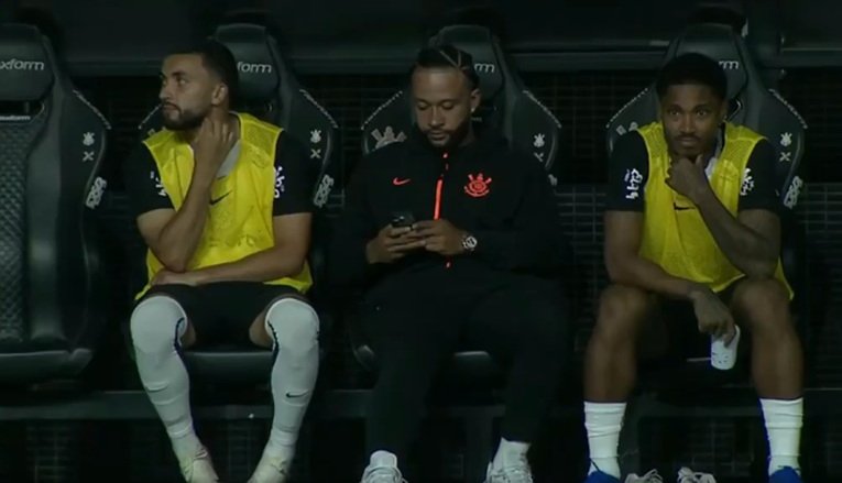 VIDEO Nizozemska zvijezda uhvaćena s mobitelom na klupi. Trener se iznervirao