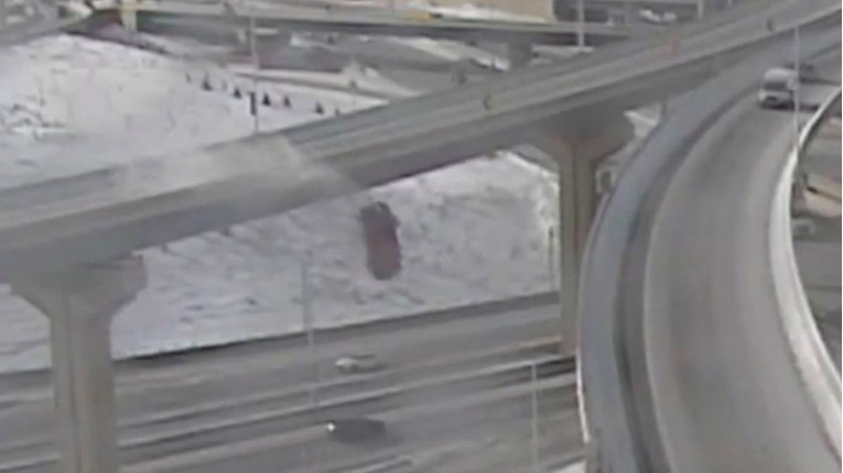 VIDEO Vozač u SAD-u sletio s petlje visoke 20 metara, preživio je