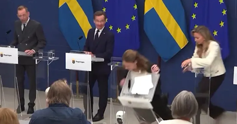 VIDEO Švedska ministrica se onesvijestila i srušila na presici
