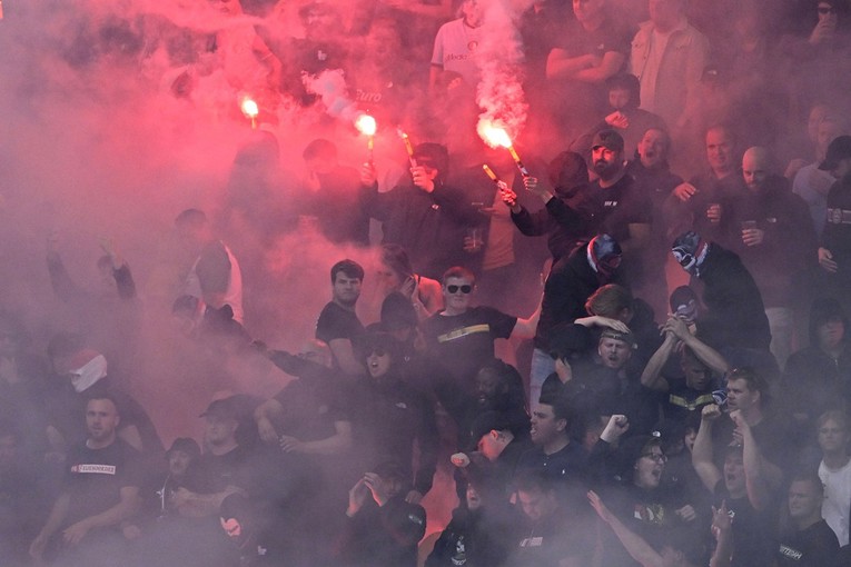 Nizozemci će prekidati utakmice ako navijači budu koristili pirotehniku