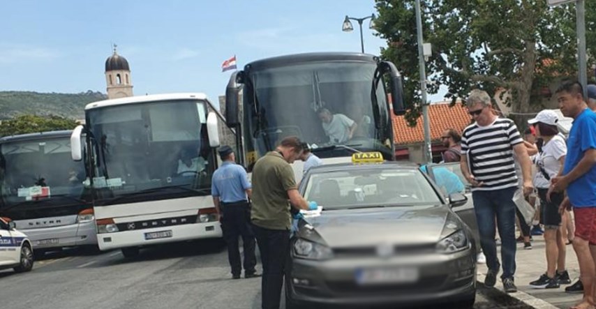 U Dubrovniku taksist razbio šoferšajbu Uberovcu