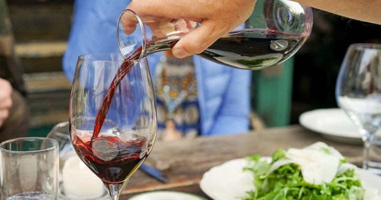 Znanstvenici su konačno otkrili zašto pijenje crnog vina uzrokuje jaku glavobolju