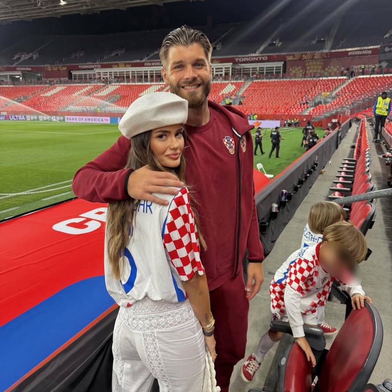Adriana Ćaleta-Car objavila fotke sa sinovima i Dujom, pažnju privukli dresovi