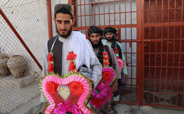 Afganistan pustio na slobodu 400 talibanskih zarobljenika