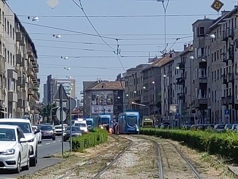 Čovjek pao pod tramvaj u Zagrebu