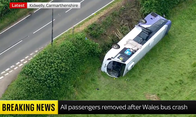 VIDEO Šestero u bolnici nakon prevrtanja autobusa u Velikoj Britaniji