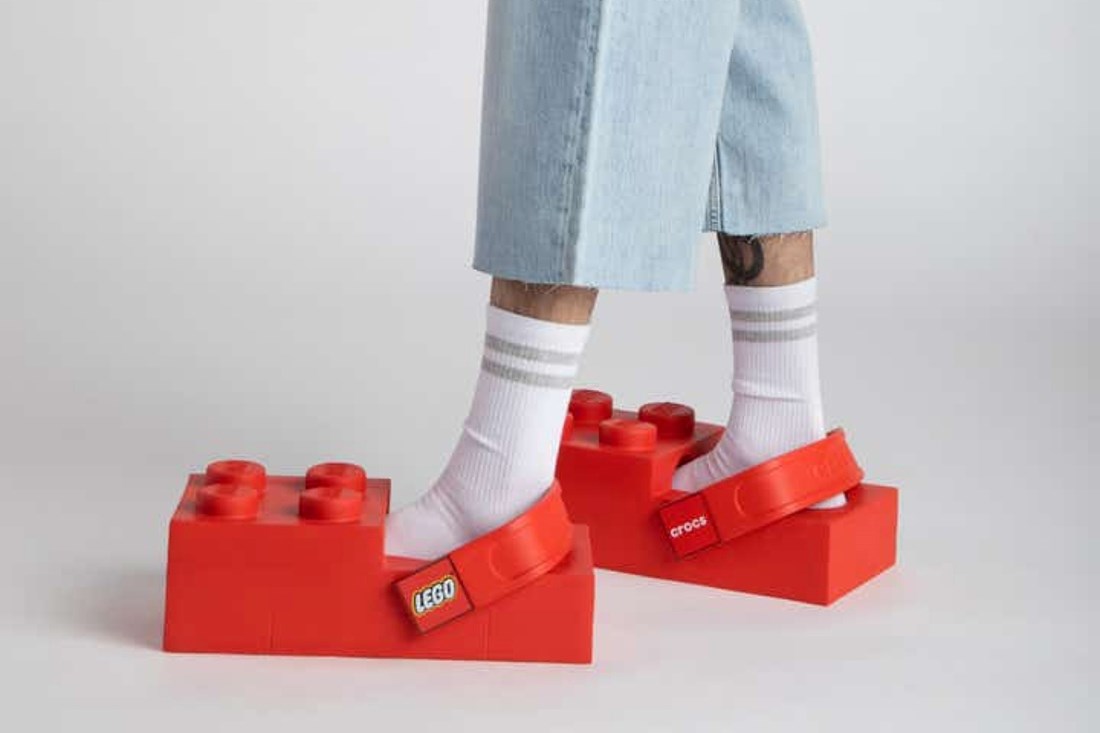 LEGO i Crocs ulaze započeli višegodišnju suradnju. Ovo je prvi proizvod