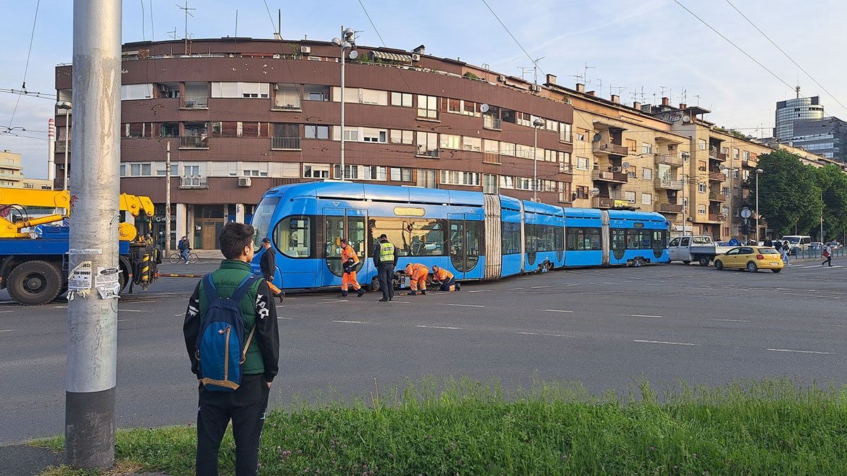 FOTO Na Savskoj cesti u Zagrebu tramvaj iskliznuo iz tračnica, promet se normalizira