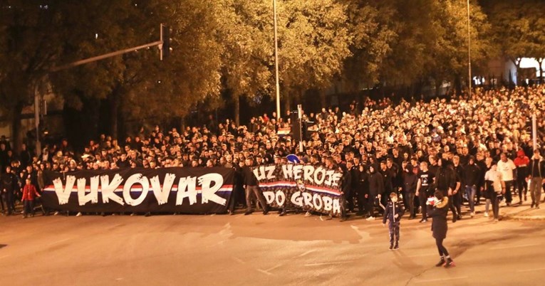 Torcida organizirala masovan mimohod u Splitu za žrtve Vukovara i Škabrnje