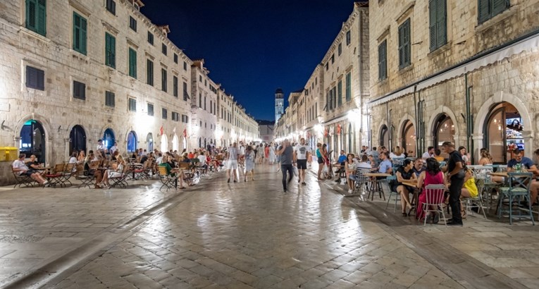 Vikend iza nas nekad je bio najudarniji u sezoni, ovako je sinoć izgledao Dubrovnik
