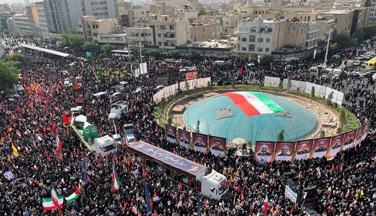 Deseci tisuća Iranaca na sprovodu ubijenih generala