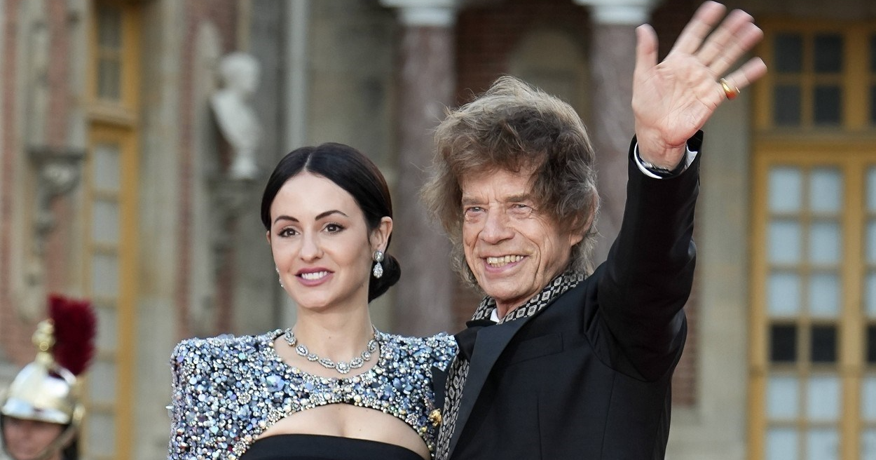 Mick Jagger (80) ponosno pozirao sa zaručnicom (36). Ni snažan vjetar mu nije smetao