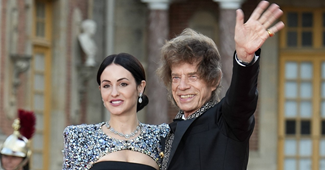 Mick Jagger (80) ponosno pozirao sa zaručnicom (36). Ni snažan vjetar mu nije smetao