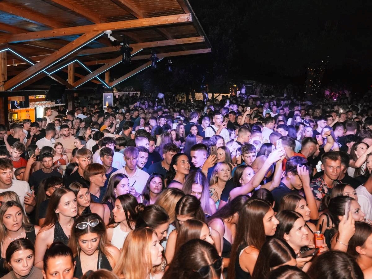 Rijeka Gen Z-jevaca navalila u klub u Vodicama zbog trepera koji ne skida masku