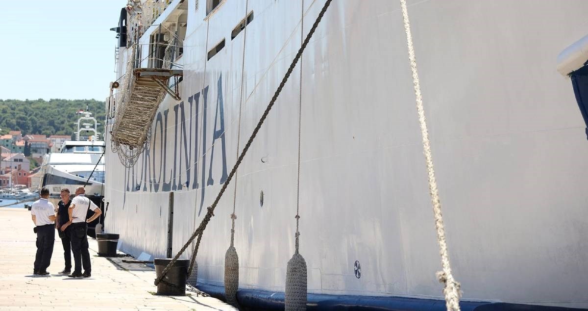 Neslužbeno: Pod rampom bilo 5 pomoraca, zapovjednik krenuo prema njima, ali prekasno