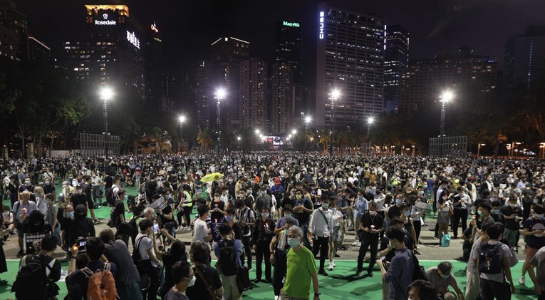 Policija baca suzavac na okupljene u Hong Kongu u povodu Tiananmena