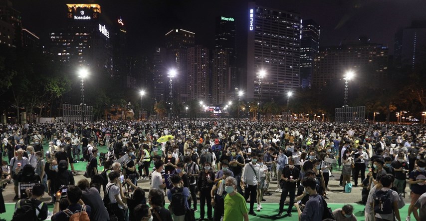 Policija baca suzavac na okupljene u Hong Kongu u povodu Tiananmena