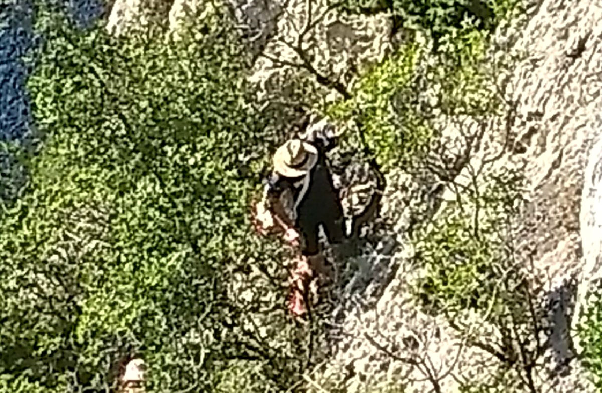 FOTO HGSS spasio švedske turiste koji su u kroksicama završili na Velebitu