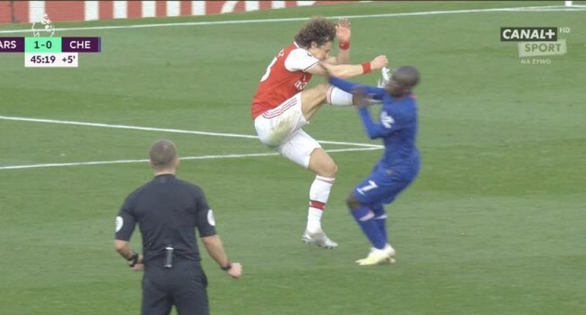 David Luiz kung-fu udarcem nasrnuo na Kantea, nije dobio ni žuti karton