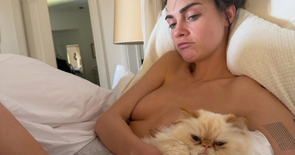 Cara Delevingne pozirala u toplesu bez šminke, grudi prekrila - mačkom 🐾