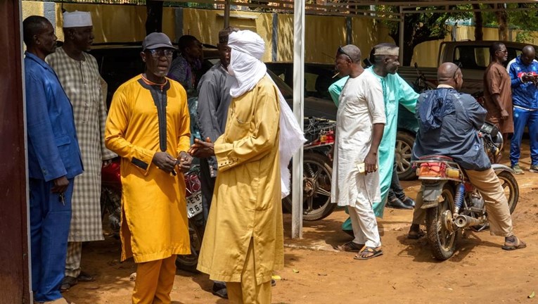 Francuska započela evakuaciju građana iz Nigera, poletio prvi avion