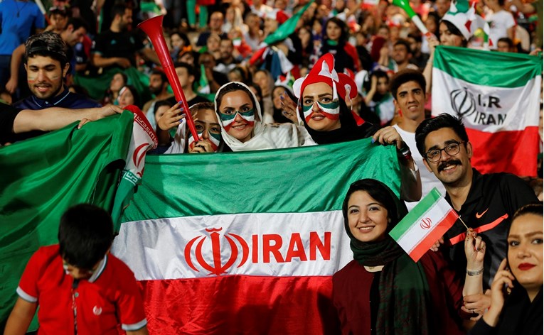 Iranski predsjednik dopustio ženama da prate nogomet na stadionima