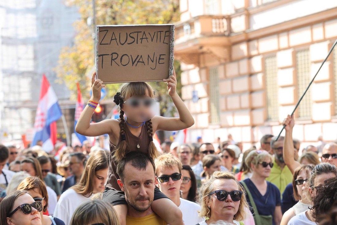 Djevojčica na Hodu za Liku nosi poruku: "Zaustavite trovanje"