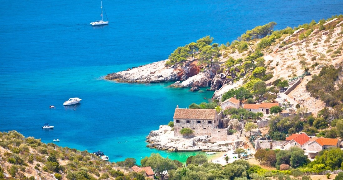 Hvarska plaža kao s razglednice privlači sve više posjetitelja