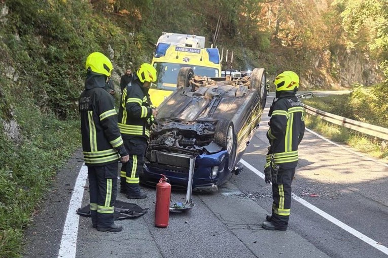 Nesreća kod Vrbovskog, auto završio na krovu. Jedna osoba ozlijeđena