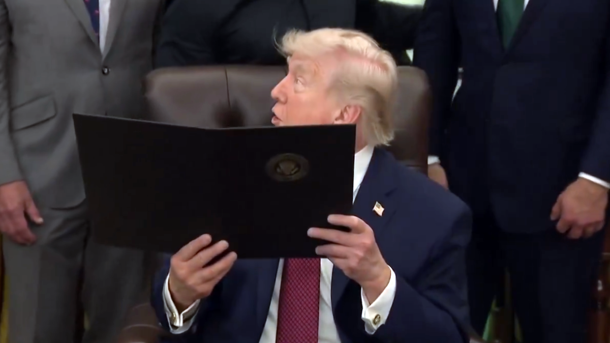 VIDEO Trumpu pljeskali u Ovalnom uredu jer se... uspješno potpisao na papir