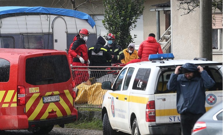 Volonter koji je u Petrinji pao s krova umro od zastoja srca