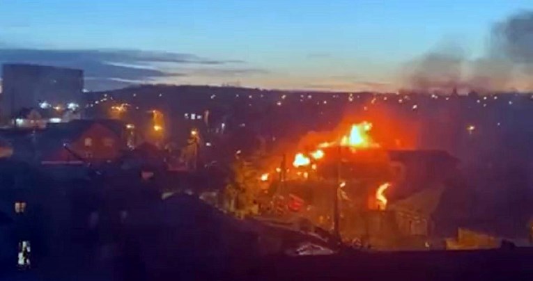 Borbeni avion pao na stambenu zgradu u ruskom gradu, pogledajte snimku