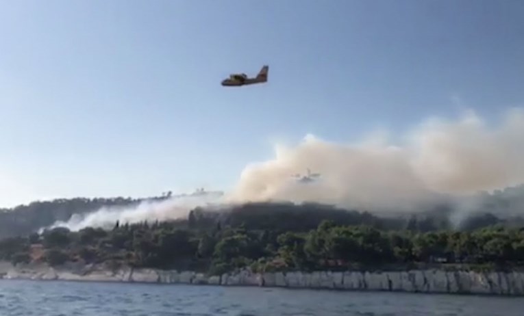 VIDEO Lokaliziran požar na Marjanu, vatrogasci ostaju dežurati preko noći